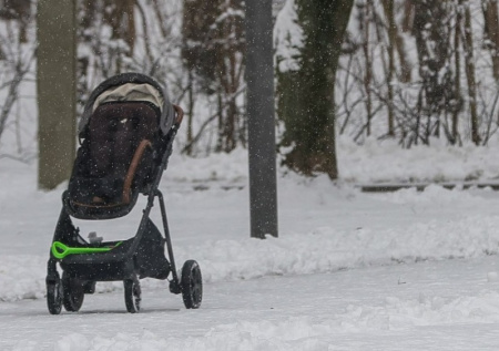 Мать бросила коляску с ребенком в российском городе