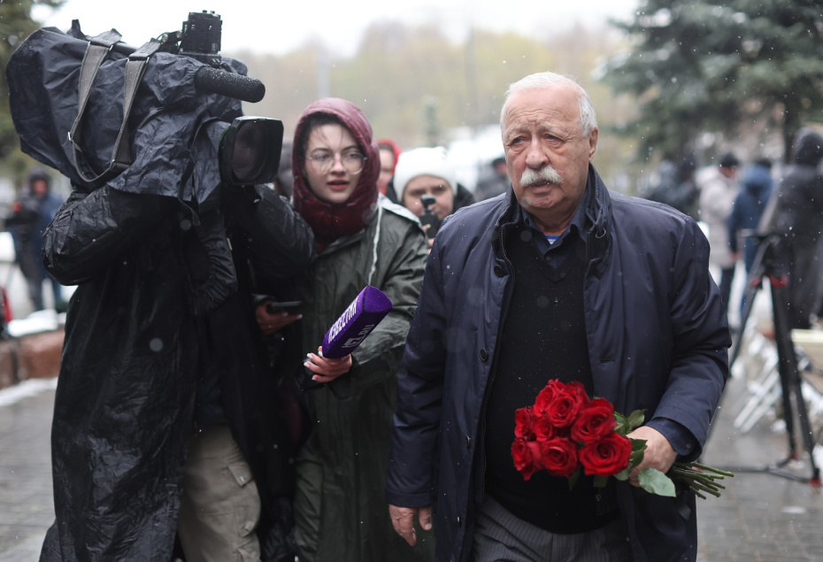 Леонид Якубович на церемонии прощания с режиссером Алексеем Пимановым на Троекуровском кладбище в Москве