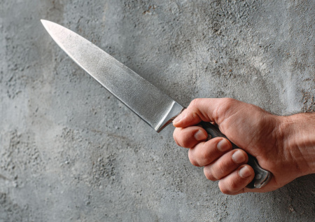 В Ленинградской области женщина набросилась на заведующую ломбарда с ножом