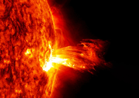 Две мощные вспышки класса М зафиксировали на Солнце