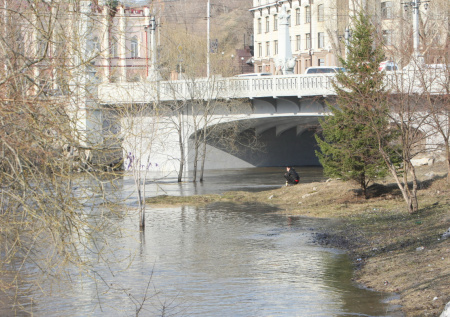 В российском городе начали укреплять дамбу из-за подъема воды в реке