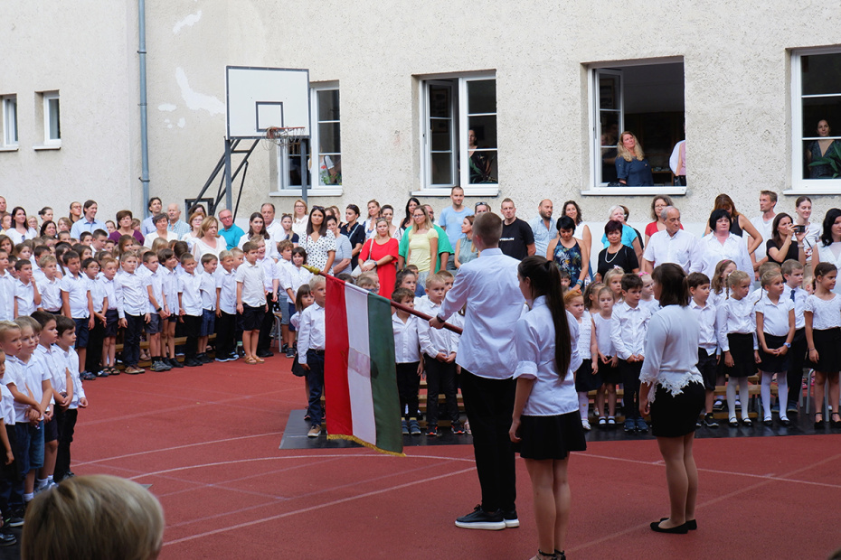 Школьники исполняют государственный гимн на торжественной церемонии перед началом нового учебного года в одной из школ в Будапеште