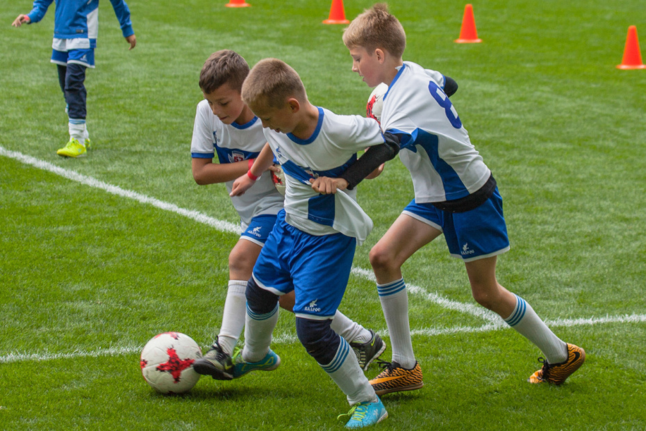 Воспитанники футбольных московских школ во время матча