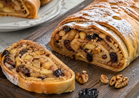 Лаваш в штрудель — совсем не то: ведь на тесто надо 7 минут. Оно как в кондитерской. Готовим австрийский рулет с яблоками и корицей