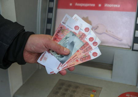 Юрист объяснил, когда могут отказать в выплате за повреждение авто деревом