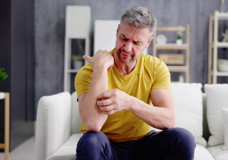 Врач ответила, какие проблемы могут скрываться за кожным зудом