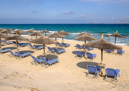 Власти популярного курорта запретили лежаки на пляжах