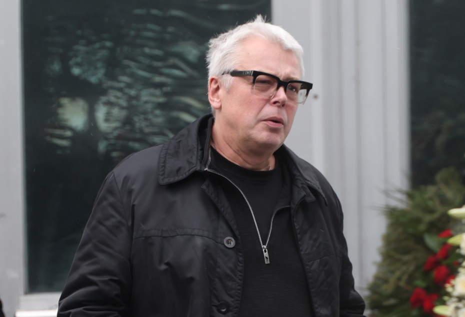 Александр Стриженов на церемонии прощания с режиссером Алексеем Пимановым на Троекуровском кладбище в Москве