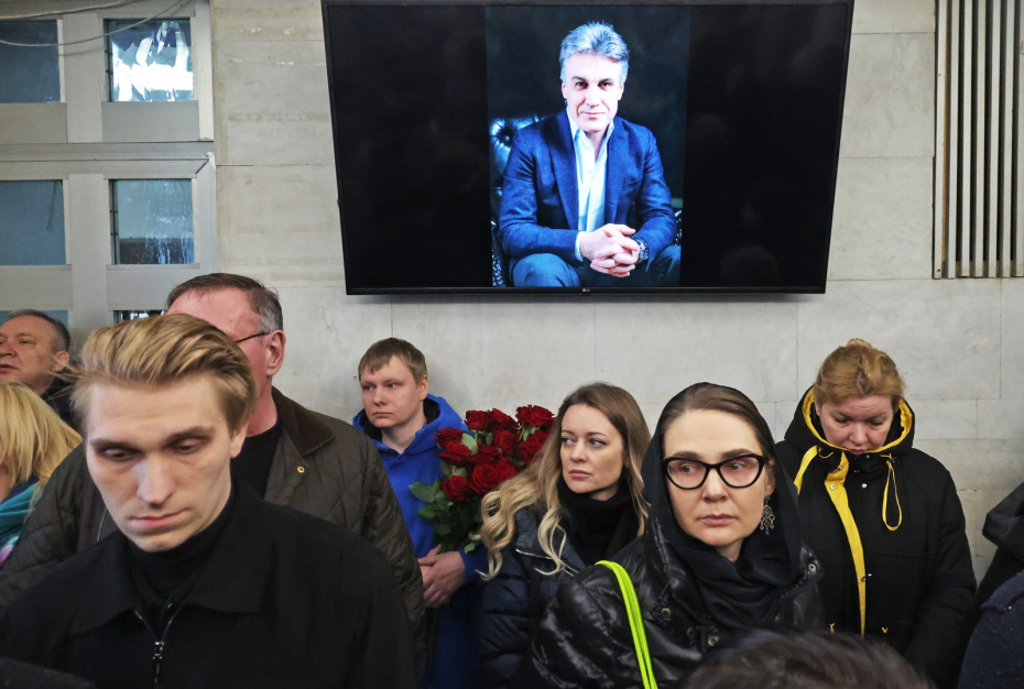 На церемонии прощания с режиссером Алексеем Пимановым на Троекуровском кладбище в Москве