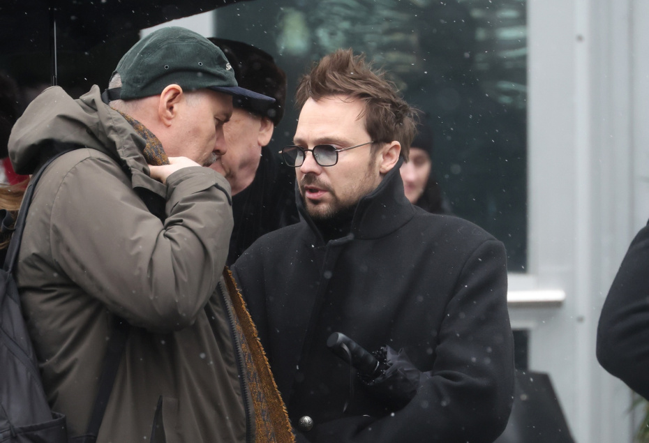 Актер Алексей Чадов на церемонии прощания с режиссером Алексеем Пимановым на Троекуровском кладбище в Москве