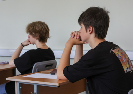 Школьники превратили учителя в педофила