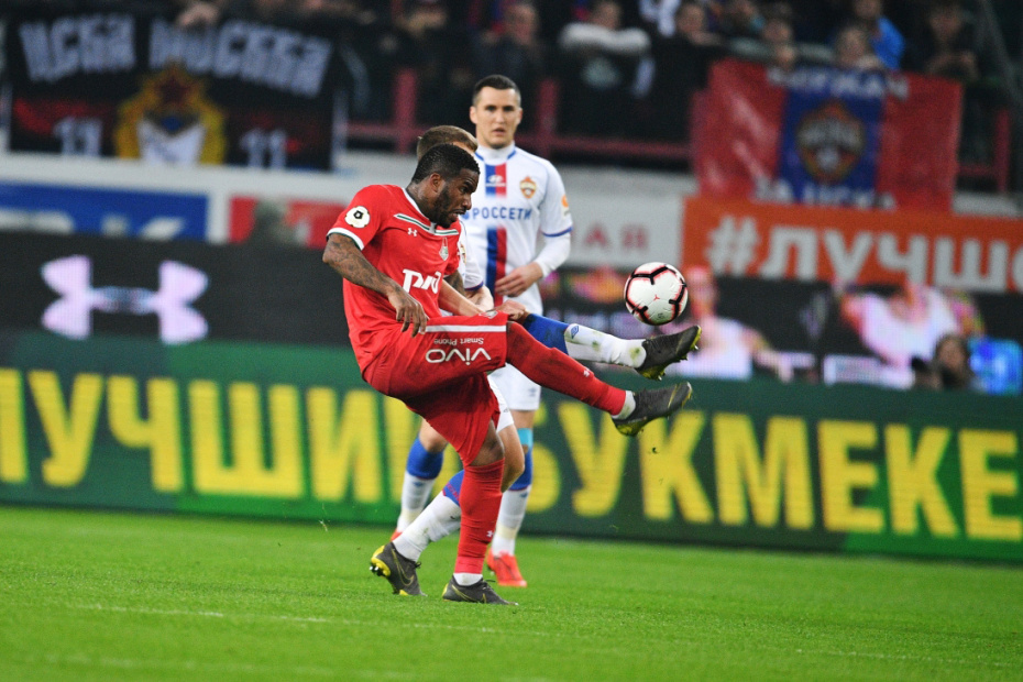 Игрок ФК «Локомотив» Мануэл Фернандеш (на первом плане) и футболист ЦСКА Виктор Васин во время матча РПЛ в Москве