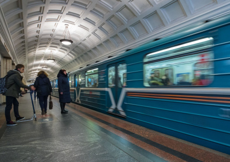 Человек упал на рельсы на одной из станций московского метро