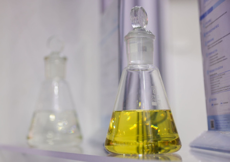 «Азов» вербует дипломированных химиков для работы с отравляющими веществами