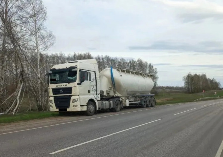 Деталь от танка травмировала водителя на трассе в российском регионе