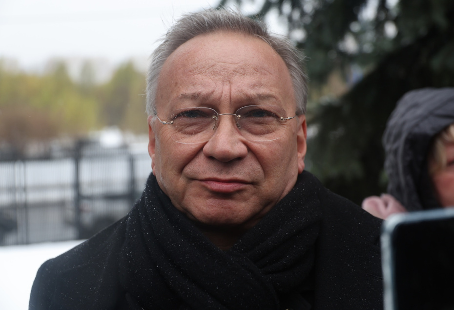 Игорь Угольников на церемонии прощания с режиссером Алексеем Пимановым на Троекуровском кладбище в Москве