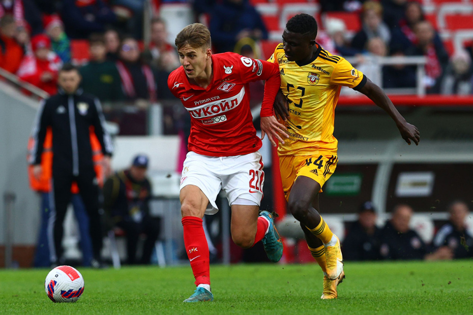 Игроки во время футбольного матча РПЛ между клубами «Спартак» и «Арсенал»