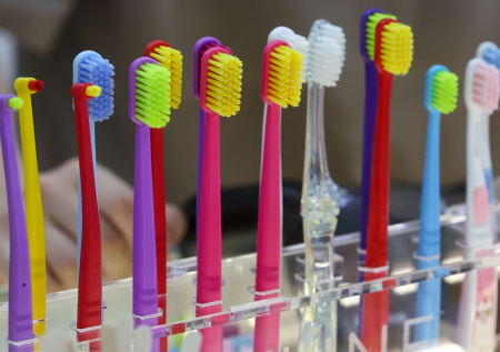 Стоматолог предостерегла от чистки зубов сразу после приема пищи