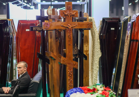 Ростовские ритуальщики «вдохновились» умершими знаменитостями ради рекламы