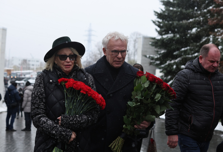 Лада и Вячеслав Фетисовы на церемонии прощания с режиссером Алексеем Пимановым на Троекуровском кладбище в Москве