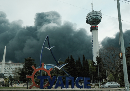 В Туапсе пошли на крайнюю меру из-за масштабного пожара на НПЗ