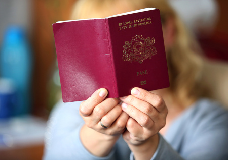 «Реликты фашизма»: сенатор о запрете русских имен и фамилий в Латвии