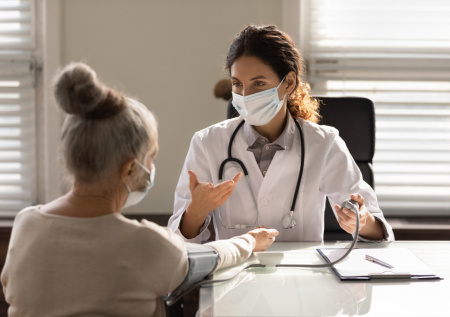 Как помочь при высоком и низком давлении: первая помощь и что нельзя делать