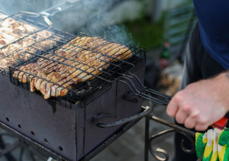 Гастроэнтеролог ответила, какое мясо для шашлыка не навредит ЖКТ