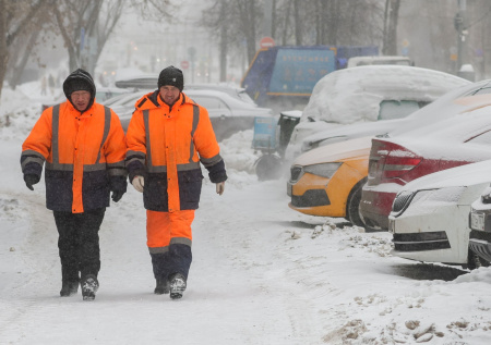 Коммунальщики устранили последствия сильного снегопада в Подмосковье