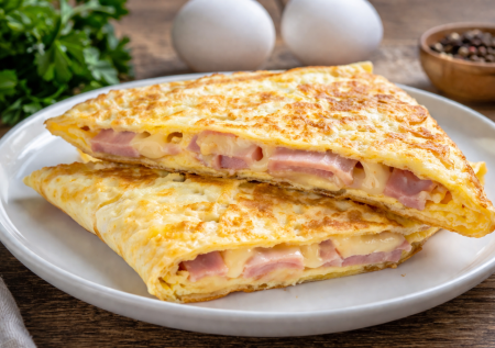 В яйца окунаю лаваш и кладу начинку: вкусный завтрак из 4 ингредиентов на сковороде