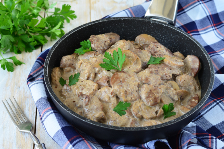 Бефстроганов из говяжьей печени с шампиньонами