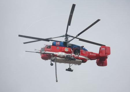 К месту мощного пожара на стройке в Москве запросили вертолет Ка-32