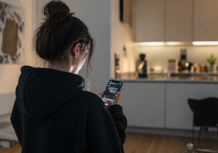 Затащили в притон или наказали за кражу? Мигрант избил школьницу