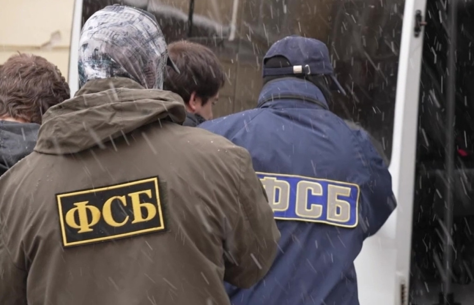 Сотрудники ФСБ сопровождают двух офицеров внешней разведки Молдавии для последующего их обмена на ученого Александра Бутягина