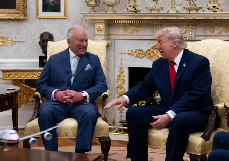 «Можете в это поверить?»: Трамп двумя шутками осадил Карла III