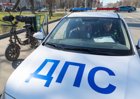 Полуголая многодетная мать устроила танцы в трусах перед машиной ДПС