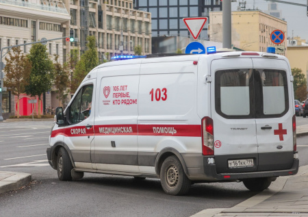 Авария на юго-западе Москвы обернулась падением фургона