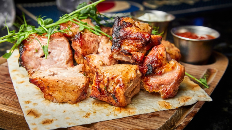 Как выбрать свинину для идеального шашлыка: советы поваров