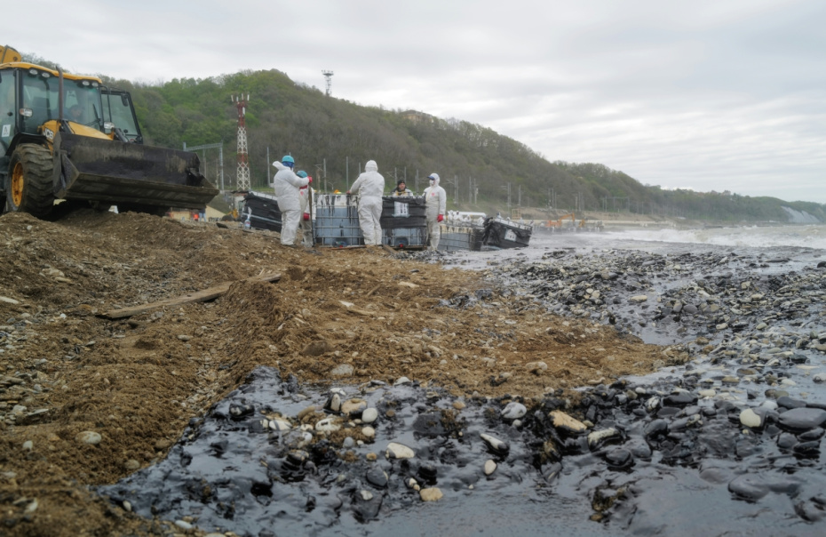 Сбор нефтепродуктов, которые попали на прибрежную территорию Туапсе после пожара на морском терминале из-за атаки БПЛА