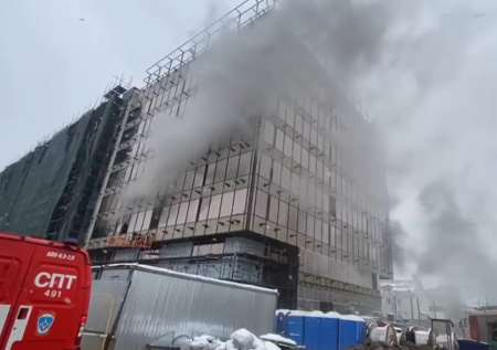 МЧС показало кадры пожара на стройке в Москве