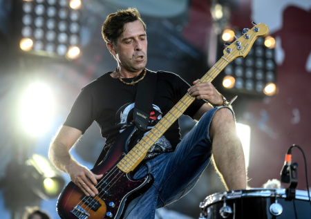 Суд взыскал крупную сумму с лидера группы «Ногу свело»