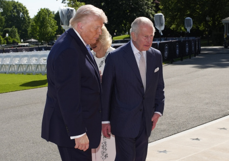 Трамп нарушил протокол при общении с британским королем