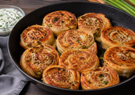 Улитки из слоеного теста на сковороде: вкусная начинка с фаршем и сырой картошкой — если мало времени, готовьте это