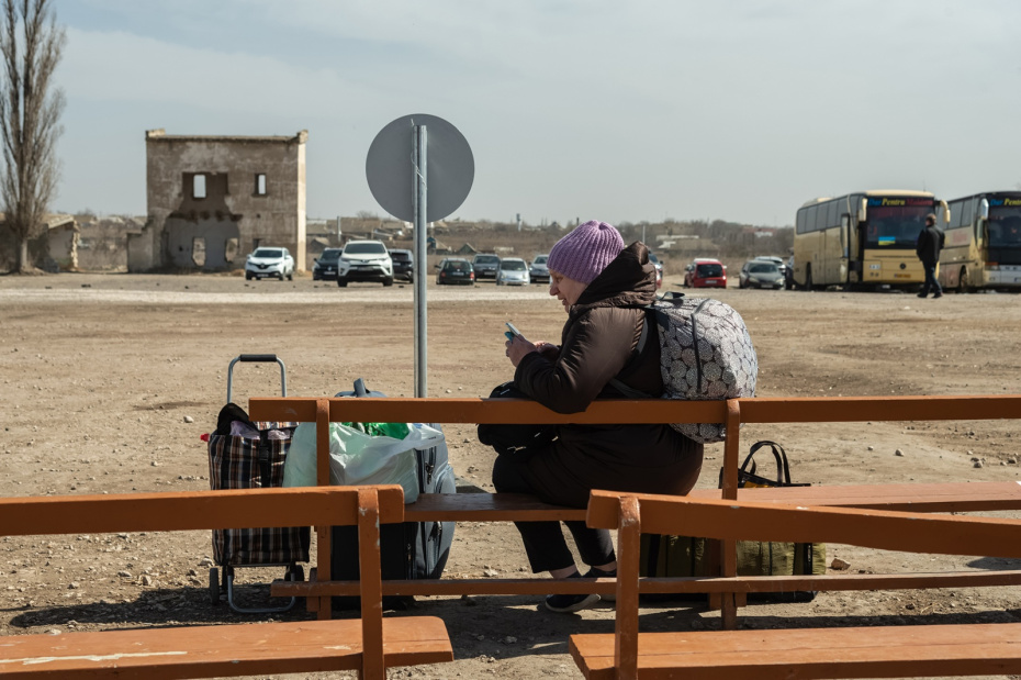 Женщина ожидает в транзитной зоне между Румынией и Молдавией