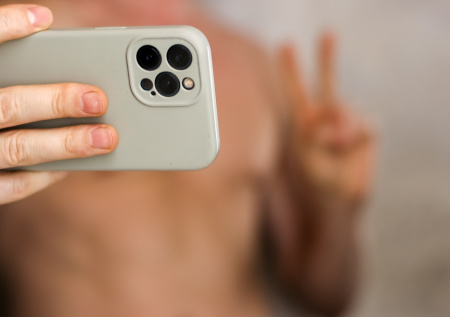 Врач рассказала, кому противопоказано носить смартфон в нагрудном кармане