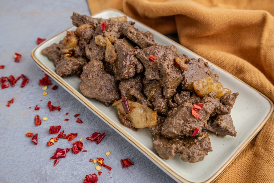 Свиная печень, запеченная с перцем и розмарином в фольге