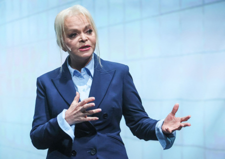 Ларисе Долиной стало плохо в квартире в Москве