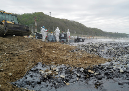 Кипящая нефть вышла из резервуара и разлилась по дороге в Туапсе