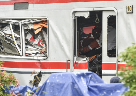 В Индонезии выросло число жертв столкновения поездов