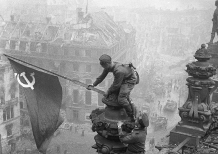Водрузил флаг над Рейхстагом: кто установил и при чем тут фотография